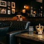 Sala de espera de barbería con trofeo dorado y ficha de juego arcade